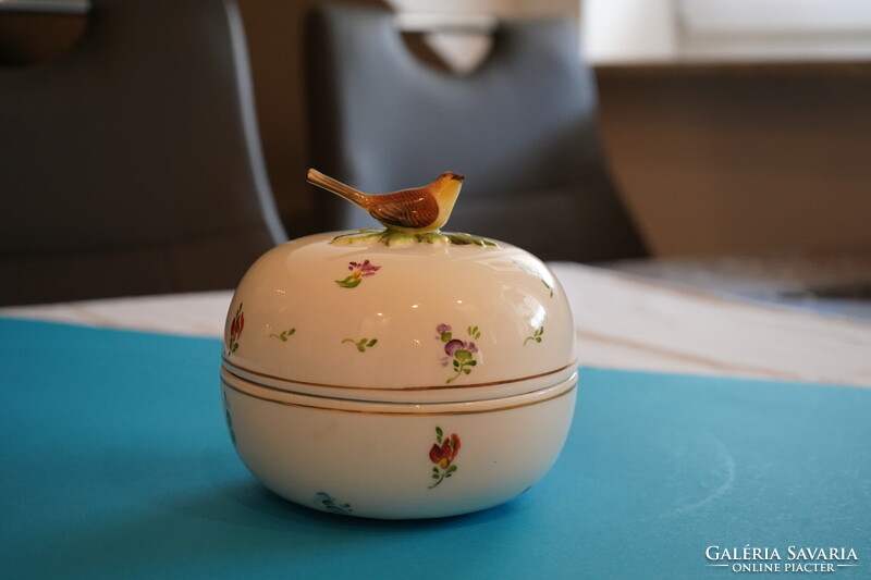Herendi porcelán fedeles bonbonier madár figurával – 14 cm